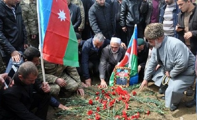В Сальяне медаль шехида вручена его семье - ФОТО